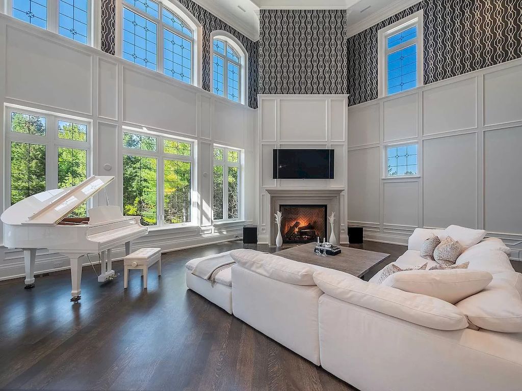 The Mansion in Ontario is an masterpiece provides the privacy and serenity you've been looking for, now available for sale. This home located at 16 Scotch Valley Dr, King, ON L7B 1L9, Canada