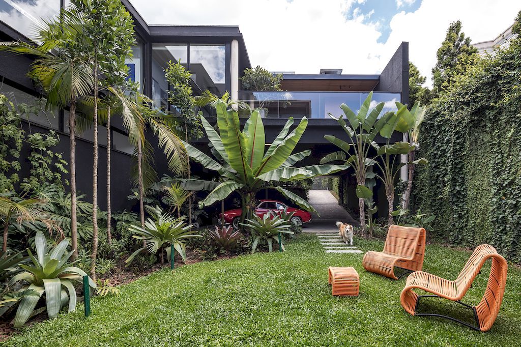 EL House in Brazil by Estudio Centro Arquitetura e Urbanismo