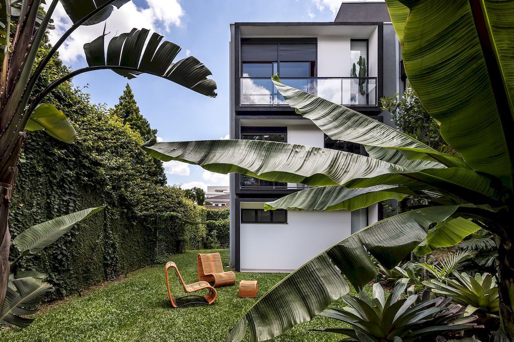 EL House in Brazil by Estudio Centro Arquitetura e Urbanismo