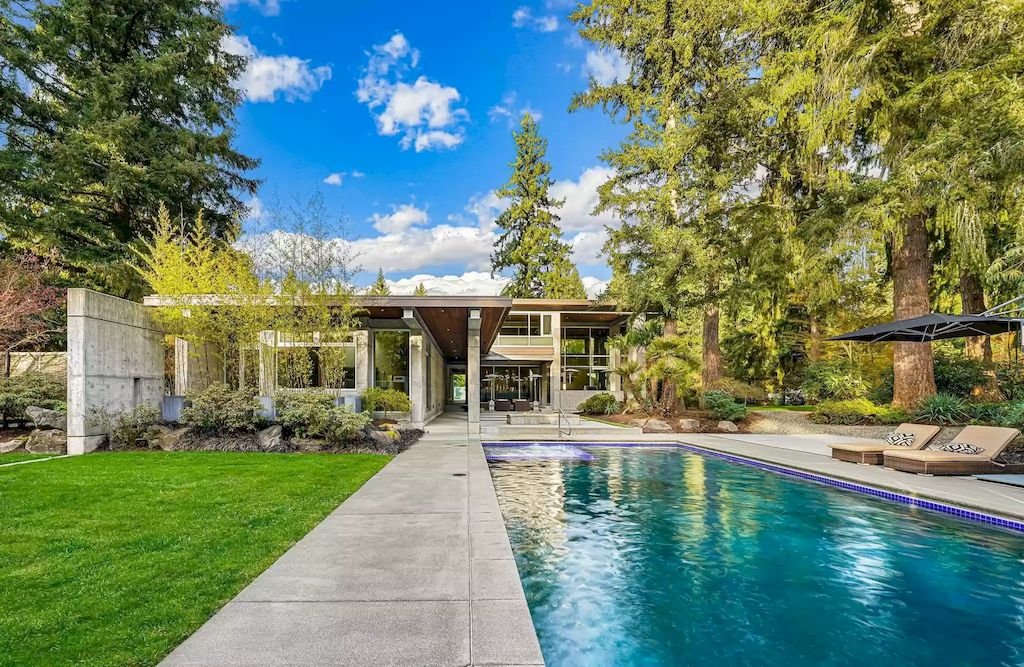 The Estate in Washington is a luxurious home with glass walls to bring nature inside now available for sale. This home located at 7917 219th Avenue NE, Redmond, Washington; offering 03 bedrooms and 07 bathrooms with 4,690 square feet of living spaces.