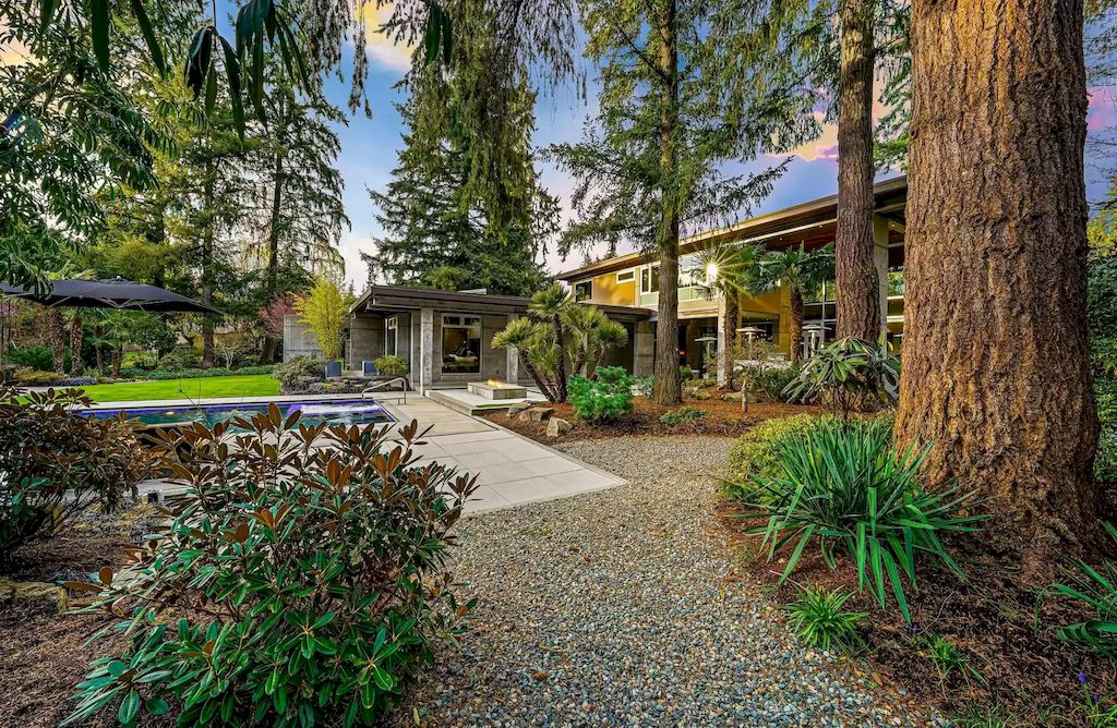 The Estate in Washington is a luxurious home with glass walls to bring nature inside now available for sale. This home located at 7917 219th Avenue NE, Redmond, Washington; offering 03 bedrooms and 07 bathrooms with 4,690 square feet of living spaces.