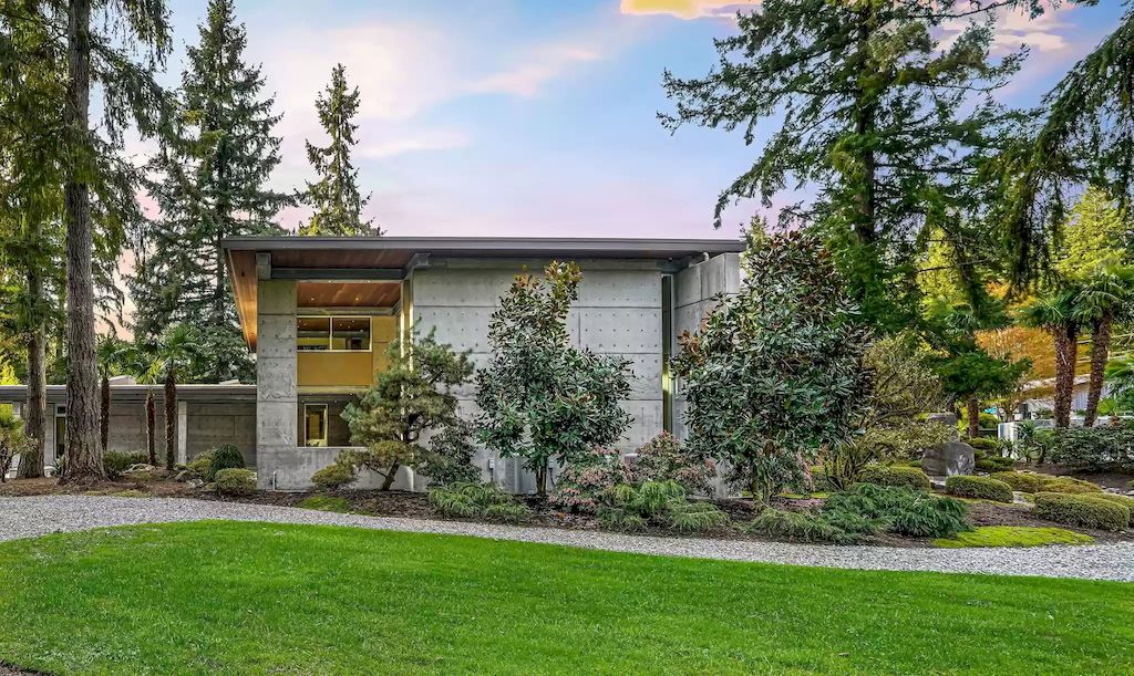 The Estate in Washington is a luxurious home with glass walls to bring nature inside now available for sale. This home located at 7917 219th Avenue NE, Redmond, Washington; offering 03 bedrooms and 07 bathrooms with 4,690 square feet of living spaces.