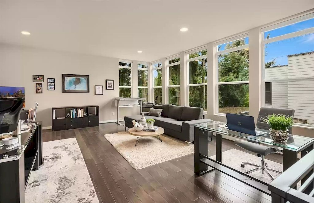The Estate in Washington is a luxurious home and a true entertainer's delight now available for sale. This home located at 10607 NE 53rd St, Kirkland, Washington; offering 04 bedrooms and 03 bathrooms with 3,563 square feet of living spaces.