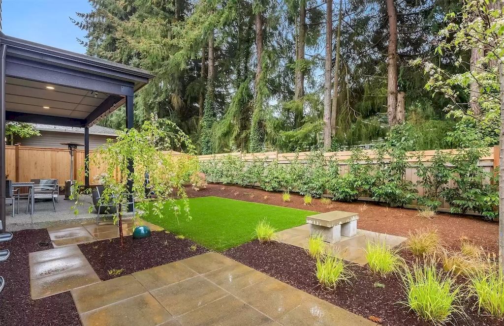 The Estate in Washington is a luxurious home and a true entertainer's delight now available for sale. This home located at 10607 NE 53rd St, Kirkland, Washington; offering 04 bedrooms and 03 bathrooms with 3,563 square feet of living spaces.