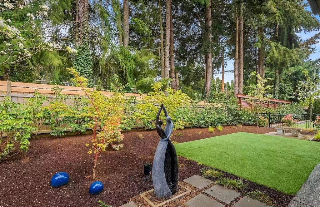 The Estate in Washington is a luxurious home and a true entertainer's delight now available for sale. This home located at 10607 NE 53rd St, Kirkland, Washington; offering 04 bedrooms and 03 bathrooms with 3,563 square feet of living spaces.