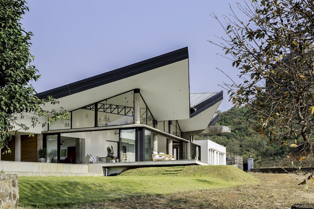 Flying House, a Holiday Home with Dramatic Western ghats by Studio LAB