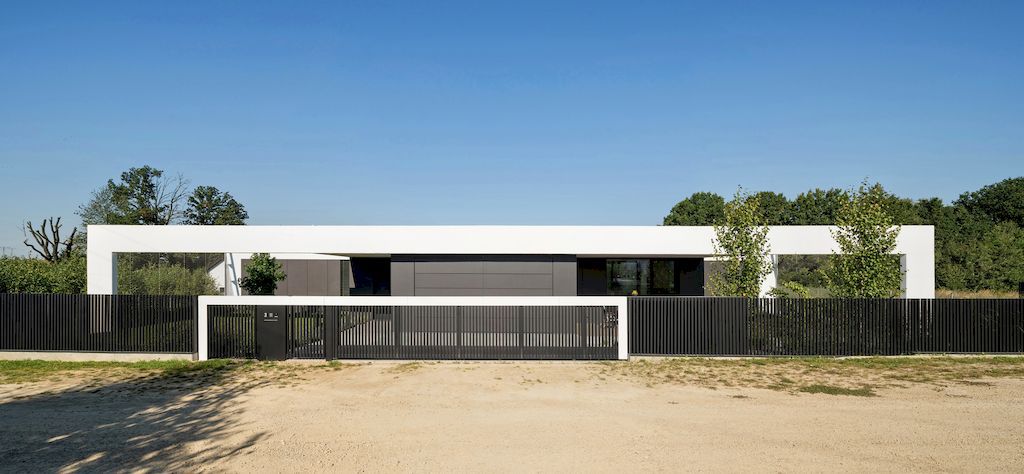 House on One Level with Impressive Exterior by RS + Robert Skitek