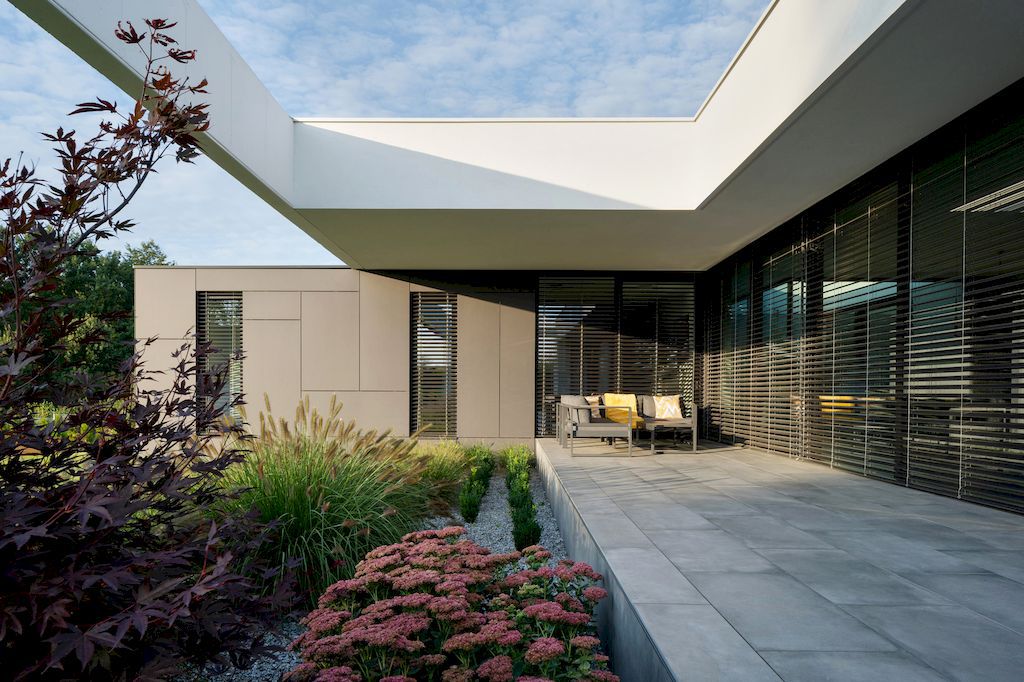 House on One Level with Impressive Exterior by RS + Robert Skitek