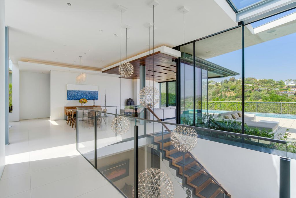 The Home in Pacific Palisades is a masterpiece crafted by renowned architect Stephen Kanner takes full advantage of the breathtaking panoramas now available for sale. This home located at 266 Quadro Vecchio Dr, Pacific Palisades, California