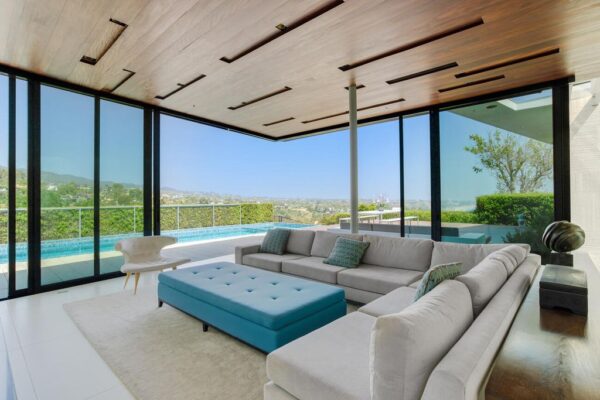 $9,489,000 Chic home set in the desirable Pacific Palisades neighborhood