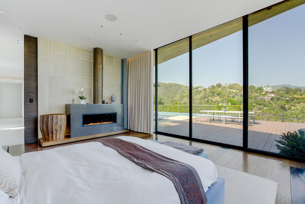 Idyllic-Coastal-Living-Awaits-You-in-This-9489000-Architectural-Home-set-in-The-Desirable-Pacific-Palisades-Neighborhood-25