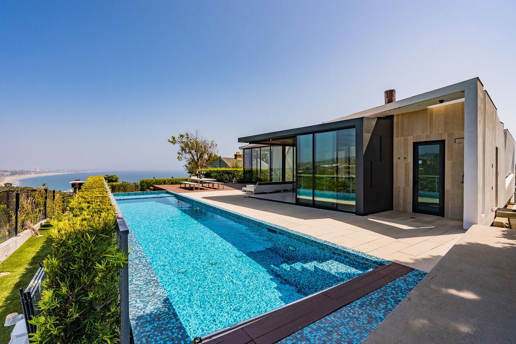 Idyllic-Coastal-Living-Awaits-You-in-This-9489000-Architectural-Home-set-in-The-Desirable-Pacific-Palisades-Neighborhood-29