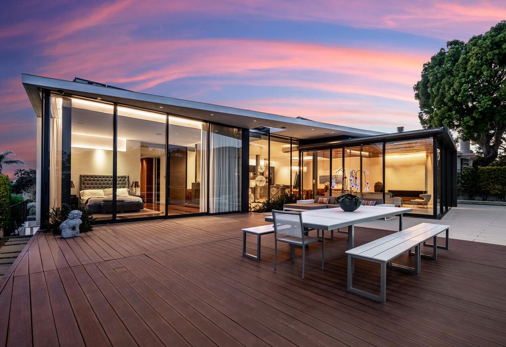 The Home in Pacific Palisades is a masterpiece crafted by renowned architect Stephen Kanner takes full advantage of the breathtaking panoramas now available for sale. This home located at 266 Quadro Vecchio Dr, Pacific Palisades, California