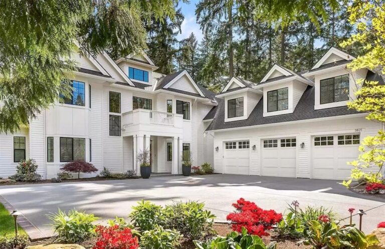 Luxurious Modern Farmhouse with Lush Backyard and Serene Landscaping in Washington Hits Market for $6,538,000