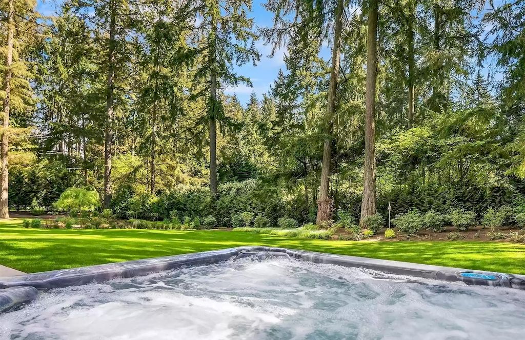 The Estate in Washington is a luxurious home fully fenced and immaculately maintained now available for sale. This home located at 3821 134th Ave NE, Bellevue, Washington; offering 05 bedrooms and 06 bathrooms with 6,604 square feet of living spaces. 