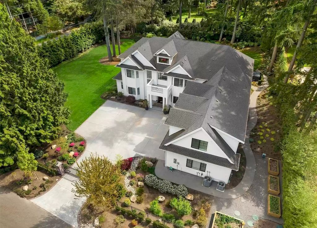 The Estate in Washington is a luxurious home fully fenced and immaculately maintained now available for sale. This home located at 3821 134th Ave NE, Bellevue, Washington; offering 05 bedrooms and 06 bathrooms with 6,604 square feet of living spaces. 