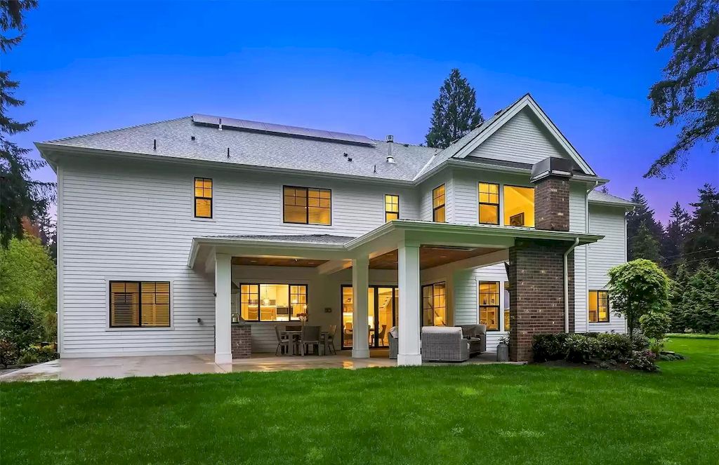 The Estate in Washington is a luxurious home fully fenced and immaculately maintained now available for sale. This home located at 3821 134th Ave NE, Bellevue, Washington; offering 05 bedrooms and 06 bathrooms with 6,604 square feet of living spaces. 