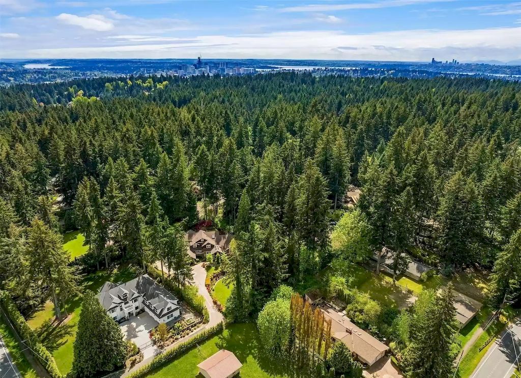The Estate in Washington is a luxurious home fully fenced and immaculately maintained now available for sale. This home located at 3821 134th Ave NE, Bellevue, Washington; offering 05 bedrooms and 06 bathrooms with 6,604 square feet of living spaces. 