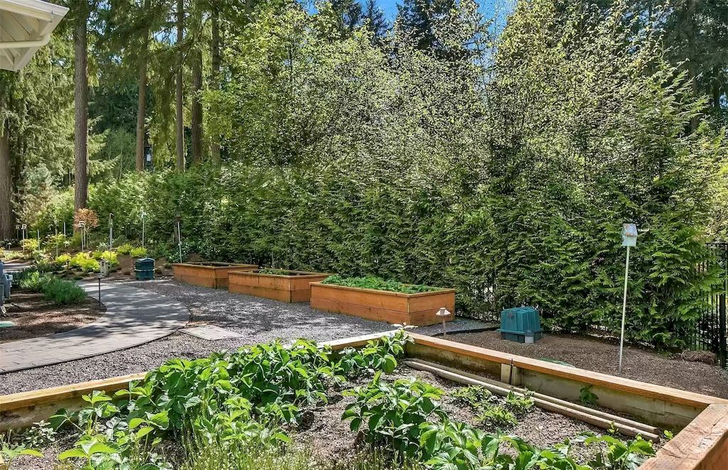 The Estate in Washington is a luxurious home fully fenced and immaculately maintained now available for sale. This home located at 3821 134th Ave NE, Bellevue, Washington; offering 05 bedrooms and 06 bathrooms with 6,604 square feet of living spaces. 