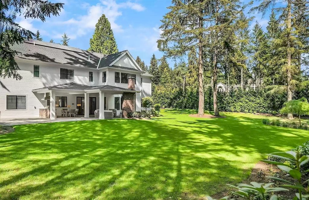 The Estate in Washington is a luxurious home fully fenced and immaculately maintained now available for sale. This home located at 3821 134th Ave NE, Bellevue, Washington; offering 05 bedrooms and 06 bathrooms with 6,604 square feet of living spaces. 