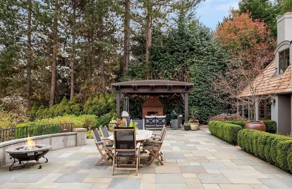 The Estate in Washington is a luxurious home with state of the art appliances and located on a very private setting and now available for sale. This home located at 6523 NE Windermere Rd, Seattle, Washington; offering 05 bedrooms and 06 bathrooms with 6,590 square feet of living spaces.