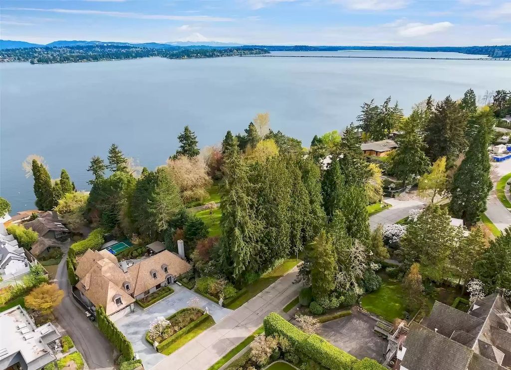 The Estate in Washington is a luxurious home with state of the art appliances and located on a very private setting and now available for sale. This home located at 6523 NE Windermere Rd, Seattle, Washington; offering 05 bedrooms and 06 bathrooms with 6,590 square feet of living spaces.