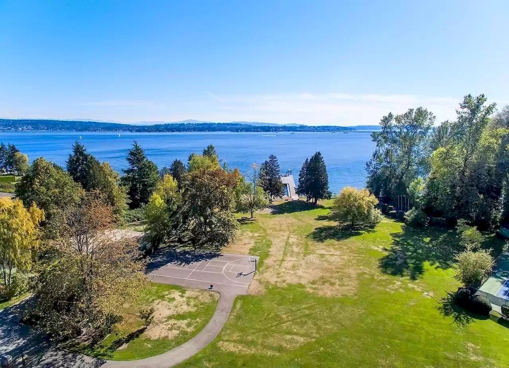 The Estate in Washington is a luxurious home with state of the art appliances and located on a very private setting and now available for sale. This home located at 6523 NE Windermere Rd, Seattle, Washington; offering 05 bedrooms and 06 bathrooms with 6,590 square feet of living spaces.