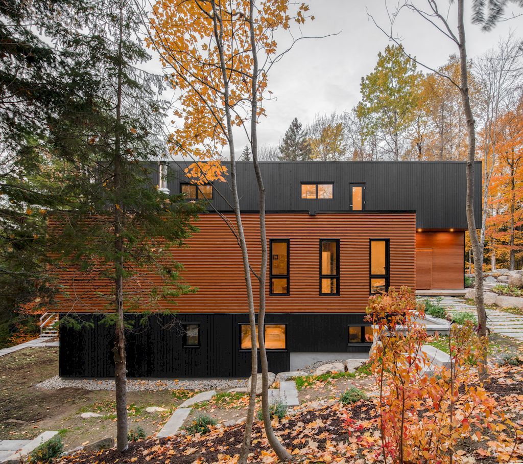 Prefabricated Country Home in Canada by Figurr Architects Colective