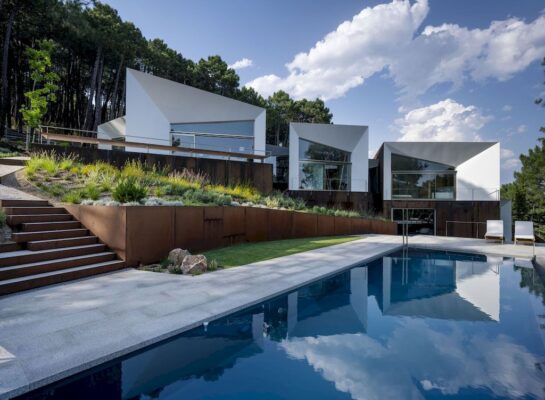 Szoke House, harmony with landscape by Aranguren Gallegos Arquitectos