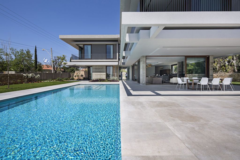 TLV House, Luxury House in Suburb of Tel Aviv by Metropole Architects