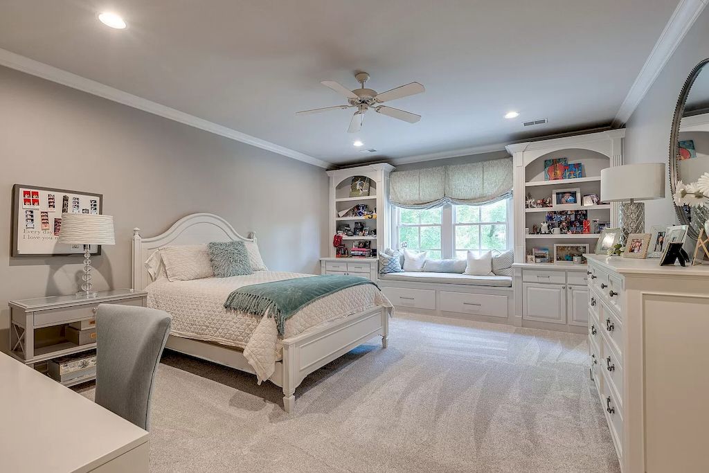 Oh, that looks fantastic! The white bedroom always conveys a sense of calm and playfulness. Despite the fact that all of the furniture in the room is king size, it does not overwhelm the space because the layout is very reasonable. The large cabinet, which takes up the most space, has been placed close to the window, where it can take advantage of the location for display while also providing a reasonable chill space.