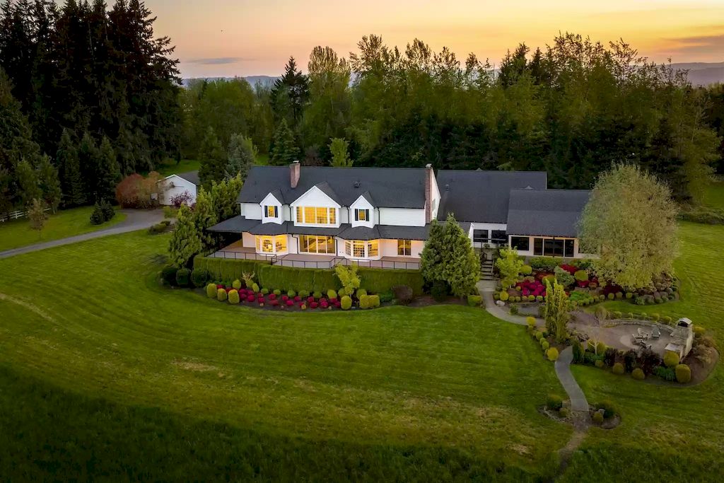 The Estate in Washington is a luxurious home well designed and decorated for an ultimate living experience of limitless possibilities now available for sale. This home located at 19600 NW 55th Ave, Ridgefield, Washington; offering 05 bedrooms and 06 bathrooms with 8,700 square feet of living spaces. 