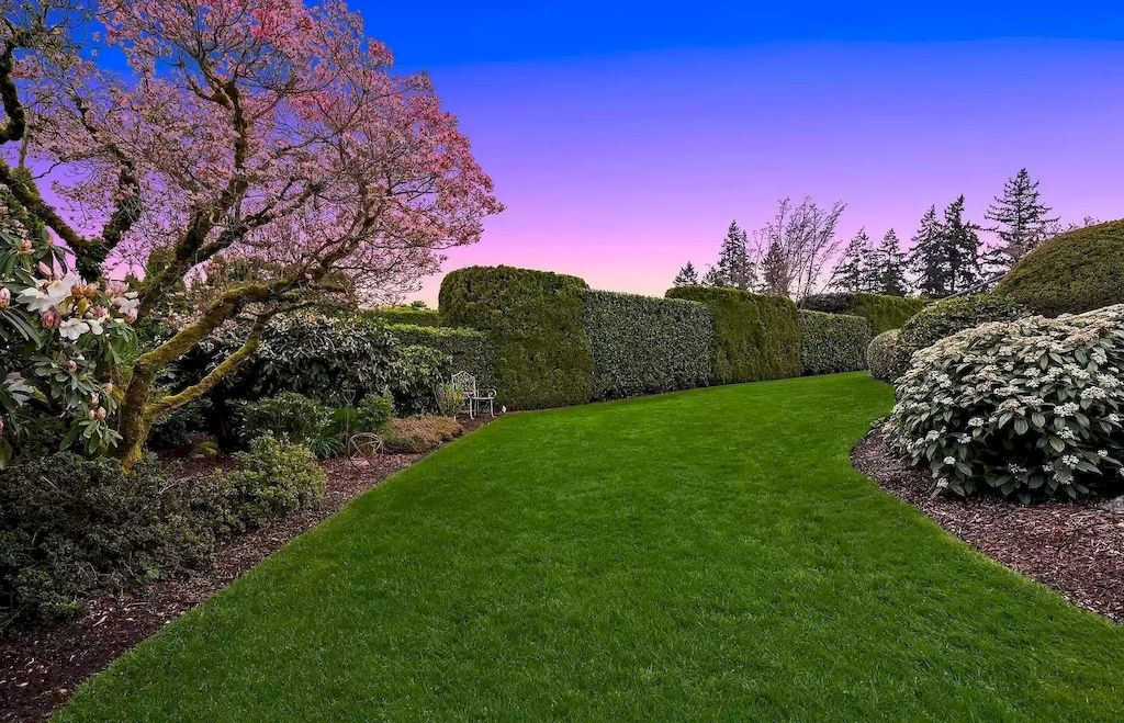 This-3950000-Stunning-Estate-Commands-Gorgeous-Views-of-Mountains-and-Downtown-Bellevue-Washington-30