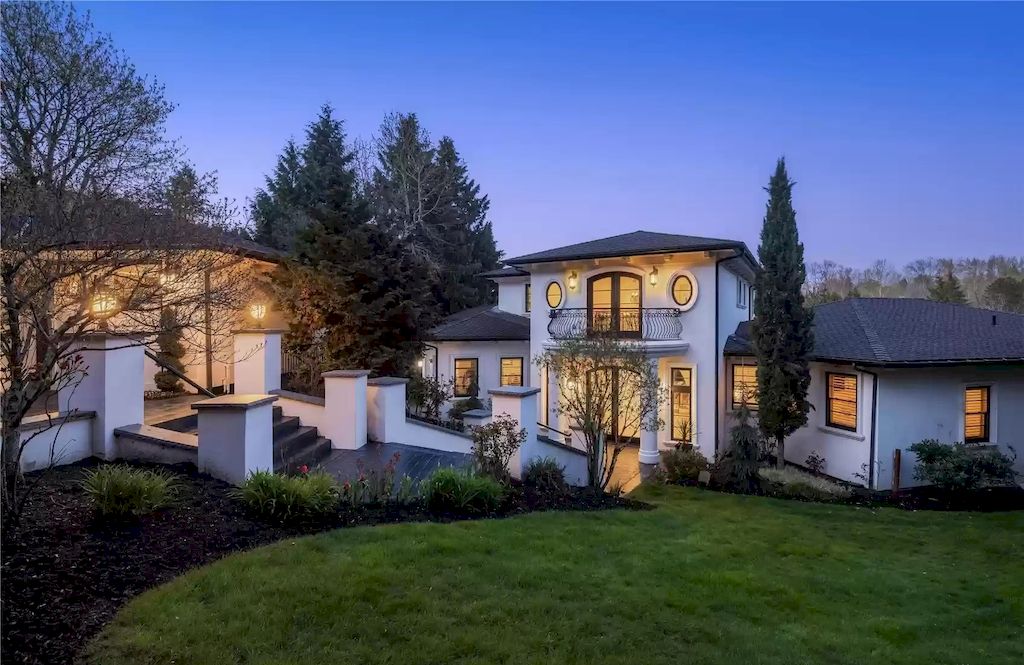 The Estate in Washington is a luxurious home beautifully and thoughtfully built in a grand-scale elegance for now available for sale. This home located at 8430 Hunts Point Lane, Hunts Point, Washington; offering 05 bedrooms and 05 bathrooms with 5,270 square feet of living spaces. 
