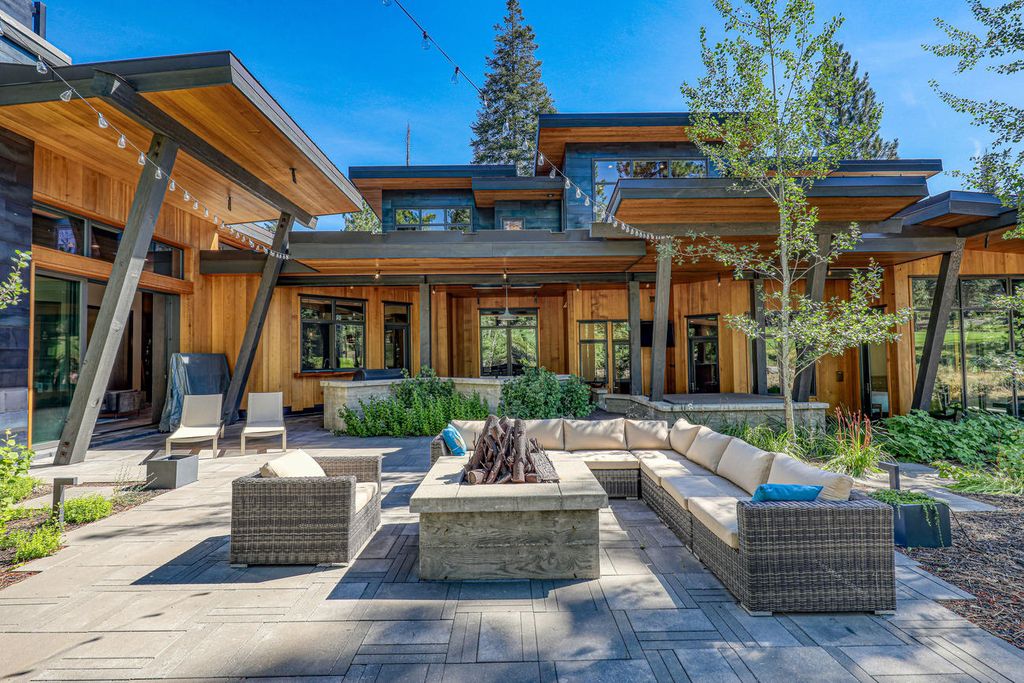 This-8950000-Stunning-Contemporary-Home-in-Truckee-with-Exceptional-Outdoor-Living-Spaces-23