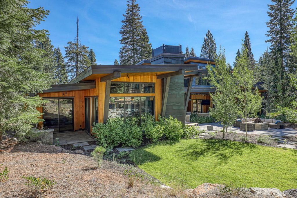 This-8950000-Stunning-Contemporary-Home-in-Truckee-with-Exceptional-Outdoor-Living-Spaces-24