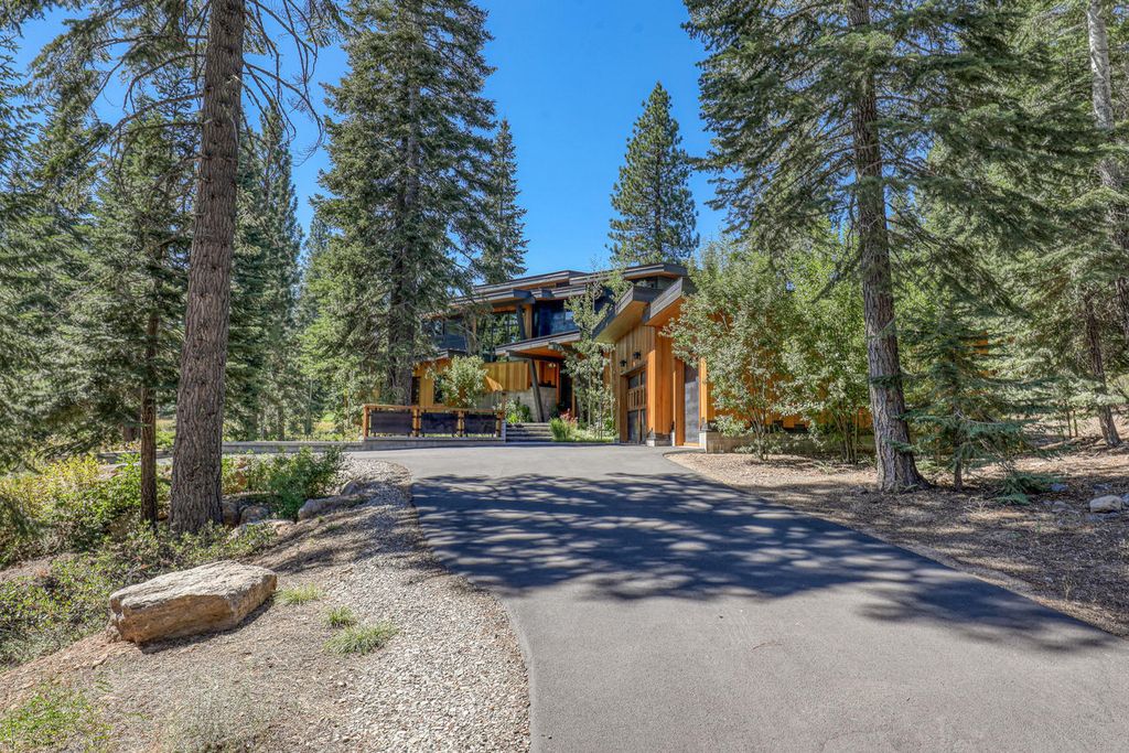 This-8950000-Stunning-Contemporary-Home-in-Truckee-with-Exceptional-Outdoor-Living-Spaces-28