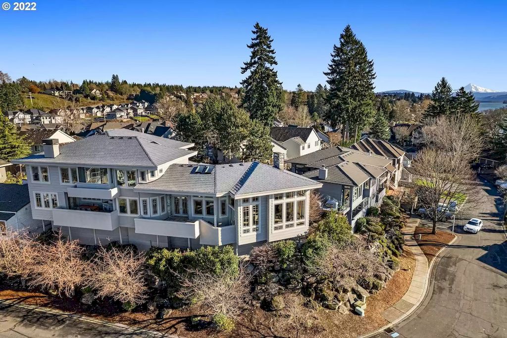 The Estate in Washington is a luxurious home sit on a perfect position to capture the sweeping views of the Columbia River now available for sale. This home located at 3700 SE 140th Ct, Vancouver, Washington; offering 04 bedrooms and 05 bathrooms with 6,678 square feet of living spaces. 