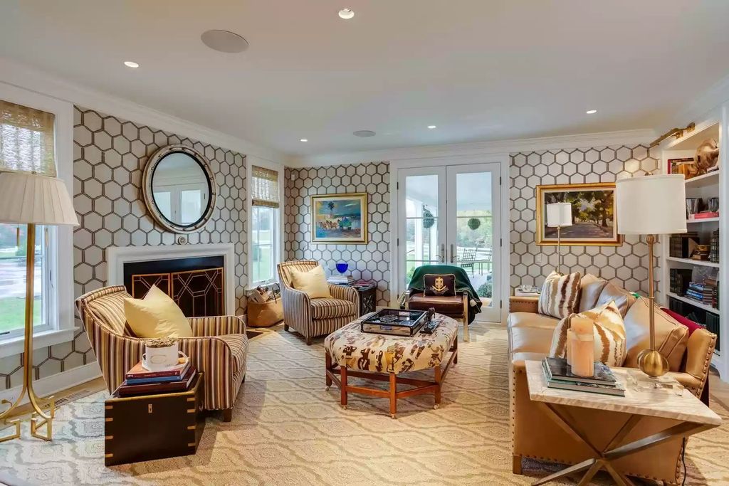 Geometric shapes and patterns are so popular in particular and in vintage living room design in general! The honeycomblike pattern is decorated on 04 sides of the room raising the overall to a new level. Think of smaller but noticeable accent items too, such as cushions, artwork, vases, or table lamps bringing the lighting party.