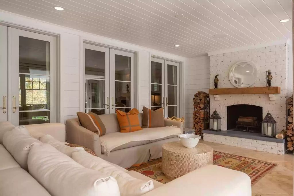 This living room has a warm, natural feel to it, thanks to the rich tones of brown, red and caramel, and the use of different wood types. The effect of decorative items such as pillows and rugs with rich tones cannot be denied, the overall living room is light up and much more prominent. Must be considered!