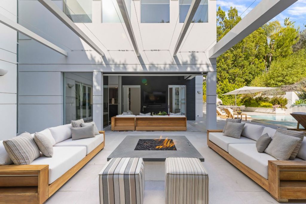 A-Beverly-Hills-Contemporary-Home-with-Complete-Privacy-in-Mulholland-Estates-Asking-for-9995000-14