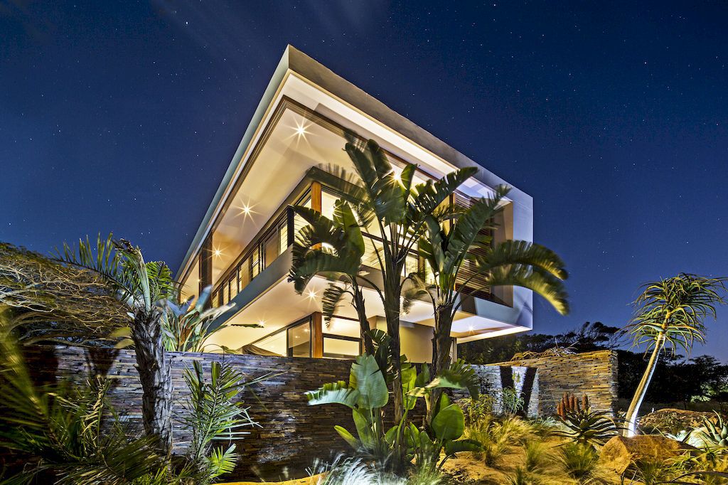 Aloe-Ridge-House-Scenic-Hideaway-in-South-Africa-by-Metropole-architect-10_compressed