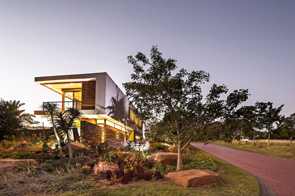 Aloe-Ridge-House-Scenic-Hideaway-in-South-Africa-by-Metropole-architect-11_compressed