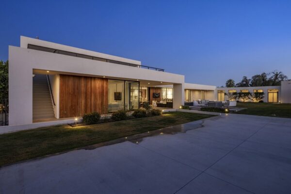 $9.95M Paradise Valley Home With Gorgeous Camelback Mountain Views