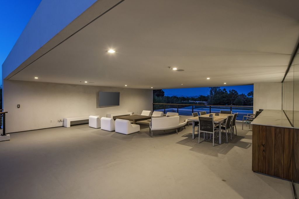 The Home in Paradise Valley is a Modern masterpiece with the dramatic lines, cutting edge design & seamless indoor outdoor living now available for sale. This home located at 5505 N Casa Blanca Dr, Paradise Valley, Arizona
