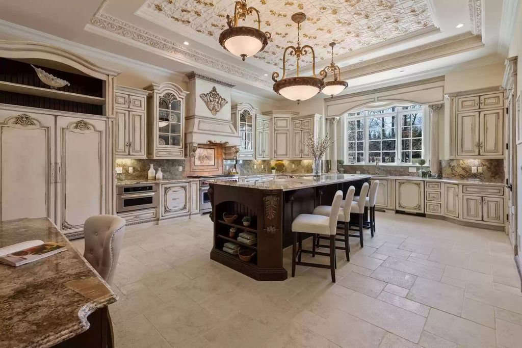 Blending-Opulence-and-Old-World-Craftsmanship-This-Lavish-Estate-in-Virginia-Lists-for-6998000-12