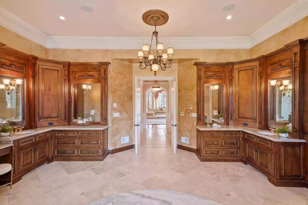 Blending-Opulence-and-Old-World-Craftsmanship-This-Lavish-Estate-in-Virginia-Lists-for-6998000-23