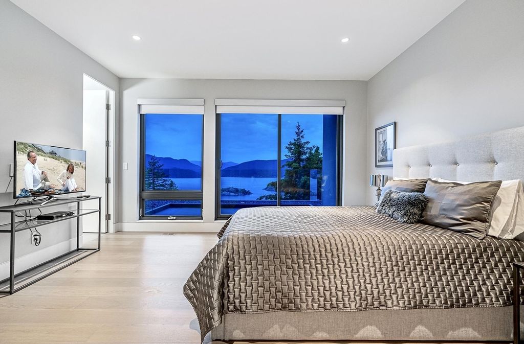 Contemporary-Gated-Estate-with-Amazing-Ocean-Views-Prices-at-C7980000-in-West-Vancouver-36