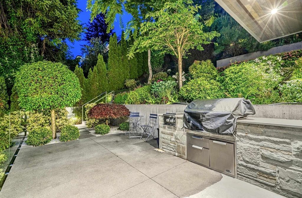 Contemporary-Gated-Estate-with-Amazing-Ocean-Views-Prices-at-C7980000-in-West-Vancouver-8