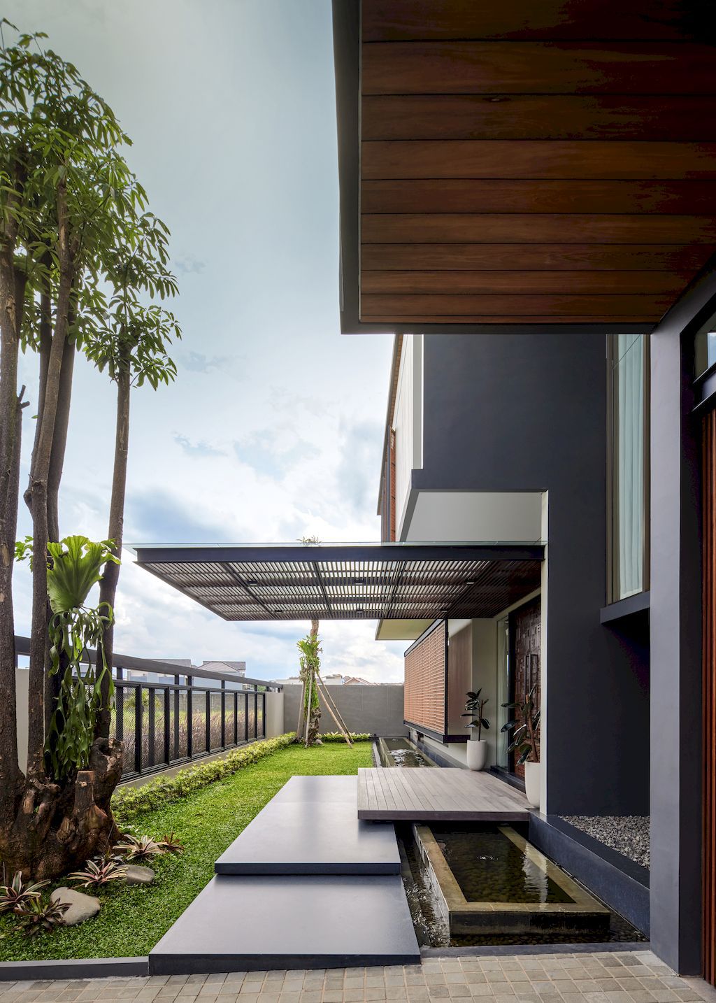 DJ House with Tropical Style, Modern Architecture Design by Rakta Studio